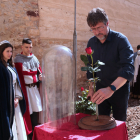 El president de l'Associació Medieval de la Llegenda de Sant Jordi, Maties Martí, col·loca la primera rosa de Catalunya en un recipient de vidre.
