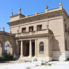 Imatge de l'antiga casa del director de la Tabacalera de Tarragona, a l'entrada del complex.