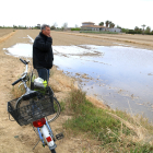 Ramon Vila, pagès de Deltebre, observa com s'inunda el seu camp d'arròs.
