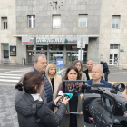 Mònica Sales durant la seva roda de premsa davant l'estació de trens de Tarragona.