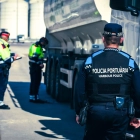 Imatge d'una agent de la policia portuària del Port de Tarragona i agents de Mossos.