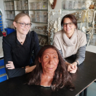 Les doctores Emma Pomeroy i Lucía López-Polín amb la reconstrucció de la dona neandertal.