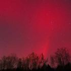 Una aurora boreal vermella.