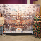 Impulsors del Concurs de Castells de Tarragona, davant la lona amb el cartell del certamen.