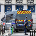 Agents de la policia francesa fan guàrdia davant de la sinagoga atacada al carrer on l'home ha estat disparat, a Rouen.