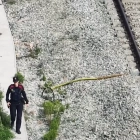 Una agent de Mossos comprovant un robatori de cable de coure d'una infraestructura ferroviaria.