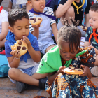 Diversos nens menjant coca amb cireres.