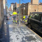 Els treballadors d’Ematsa i del servei de neteja van actuar ahir al carrer Castaños, on la tempesta va fer emergir les aigües residuals.