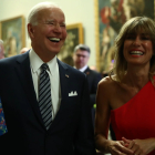 Joe Biden i Begoña Gómez riuen durant la visita al Museu del Prado en el marc de la cimera de l'OTAN a Madrid.