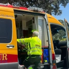 Un sanitari puja a una ambulància, al lloc del succés.