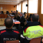 Els investigats d'assassinar un home a Tarragona l'any 2021 i d'encobrir els fets, amb els seus advocats, a l'inici del judici celebrat a l'Audiència de Tarragona.