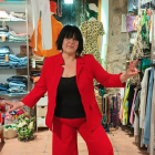 Sònia Romero modelant amb algunes de les peces de roba amb què compta la seva botiga.