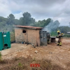 Imatge dels Bombers treballant en l'incendi a Albinyana que ha cremat uns quadres elèctrics