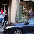 Un dels detinguts pels Mossos d'Esquadra sortint del seu domicili en l'operació antidroga fet a Valls.