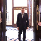 El president del Parlament, Josep Rull, surt del despatx d'audiències.