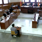 Imatge, a través de senyal de vídeo, de l'acusat per la violació d'Igualada declarant durant el judici a l'Audiència de Barcelona.