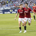 Pol Domingo i David Concha celebrant el gol del Nàstic a la Rosaleda.