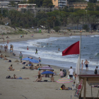 Imatge d'arxiu d'una bandera vermella a la platja del Miracle.