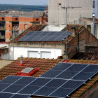 Plaques solars en teulades d'habitatges a Mollerussa.