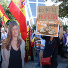 Mig centenar de persones s'han concentrat a les immediacions dels jutjats de Plaza Castilla de Madrid durant la declaració de Begoña Gómez.