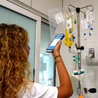 Una infermera introdueix la informació del tractament de quimioteràpia a les noves PDA del centre de dia de l'Hospital de Reus.