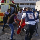 Forces de seguretat i metges israelians traslladen a les víctimes d'un atac llançat des del Líban a la ciutat de Majdal Shams, en els Alts del Golán