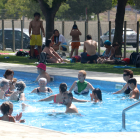 Banyistes refrescant-se de la calor a les piscines municipals de Balàfia de Lleida