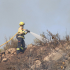Un bomber treballa en l'extinció de l'incendi de la Figuera (Priorat).