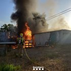 Un bomber treballant en l'extinció.