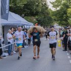 Imatges de la cursa de portadors de sacs d’avellanes.