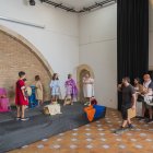 Petits i grans representen diferents papers d’un rodatge que tracta una història de l’època romana a Tarragona.