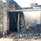 Exterior de la nau incendiada amb el sostre caigut.