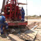 Operaris treballant en l'adequació del pou del Molí Roca I del barri Castell a Ulldecona.