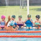 Diversos nens en una piscina.