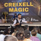 Imatge del 1r festival internacional de màgia de Creixell, durant l'actuació de Xavier Medina