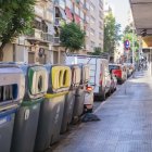 Imatge dels contenidors de la brossa al carrer Mare Molas, espai on normalment s’acumula la brutícia i males olors al barri