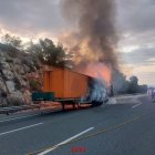 Imatge del remolc incendiat d'un dels camions implicats en l'accident mortal a l'AP-2.