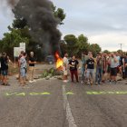 Treballadors de Secomsa tallant els accesos a la planta de compostatge de Botarell.