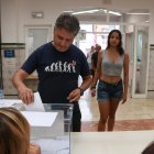 Un veí de la Bisbal del Penedès diposita el seu vot a la consulta popular sobre el nou polígon industrial.