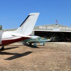 Pla general d'avionetes en reparació als hangars de l'Aeroclub Reus.