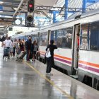 Persones pujant al tren de l'R14 des de l'estació Lleida-Pirineus