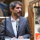 El ministre de Cultura, Ernest Urtasun, a l’exposició ‘El largo viaje’ a l’Arxiu de la Corona d’Aragó de Barcelona.