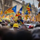 Una nena entre estelades dels assistents a la mobilització de Barcelona convocada per les entitats independentistes per la Diada.