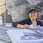 La pintora plàstica i artista Samantha Bosque ha estat treballant en el mural del carrer Apodaca tota aquesta setmana.