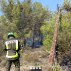 Un agent rural treballa durant l'incendi de Porrera.