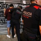 Els agents dels Mossos escorcollen un jove a les festes de Santa Tecla.