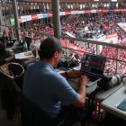 Diversos fotoperiodistes, entre ells Emilio Morenatti, durant el XXIX Concurs de Castells a Tarragona.