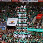 Una de les tres enxanetes dels Castellers de Vilafranca fent l'aleta del 9 de 9 a la quarta ronda del Concurs de Castells de Tarragona.