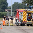 Imatge dels Bombers treballant a Flix en la fuita d'un dipòsit d'hidrocarburs liquats d'un camió cisterna.