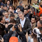 El rei Felip VI tacat de fang per la protesta dels veïns durant una visita a Paiporta